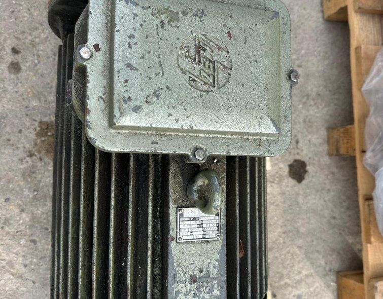 - LOT OF THREE-PHASE ELECTRIC MOTORS